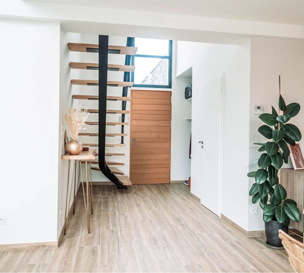 Intérieur de maison moderne avec la porte d'entrée bois Belcastel-EVO