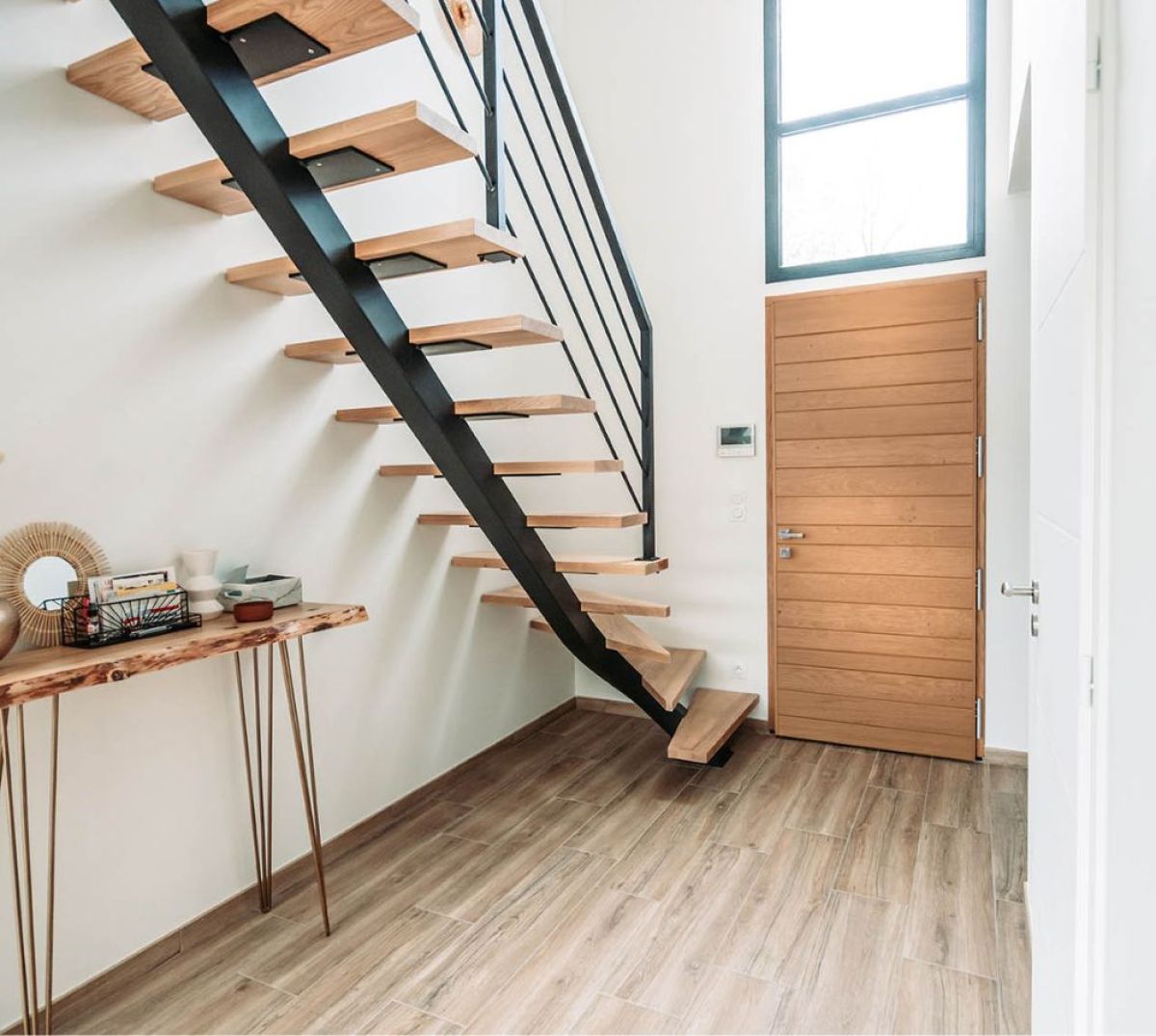 Intérieur de maison moderne avec la porte d'entrée Belcastel-EVO