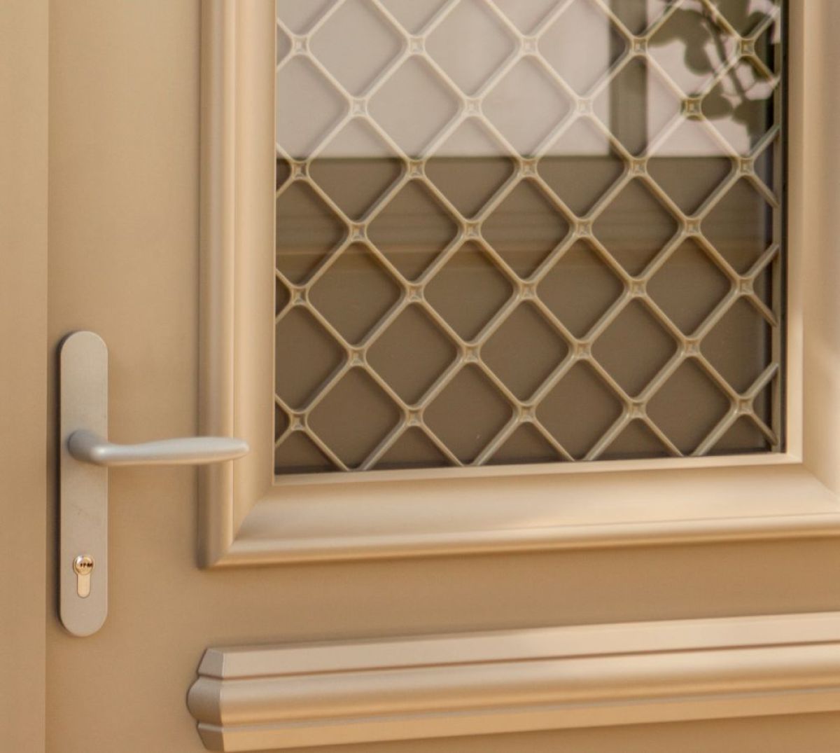 Zoom sur porte d'entrée aluminium Danaé Bronze