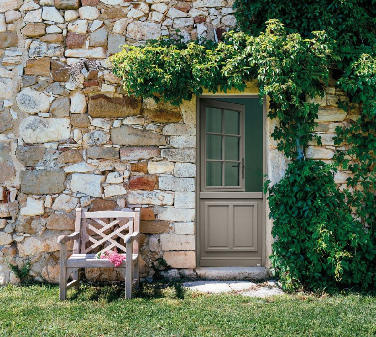 Porte d'entrée fermière sur une maison en pierre